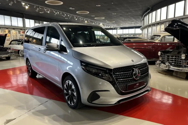 alquiler-de-mercedes-benz-clase-v-plata-2026-en-alicante-bodas-eventos-rodajes-jj-dluxe-cars-portada